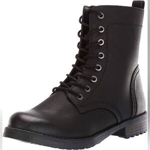 (56-1447) Amazon Essentials Women's Lace-Up Combat Boot Sz 5